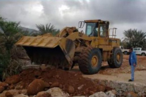 مؤسسة خليفة تفتح طرق سقطرى المتضررة من الأمطار 