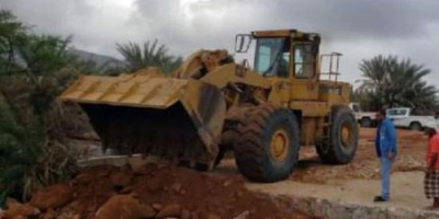 مؤسسة خليفة تفتح طرق سقطرى المتضررة من الأمطار 