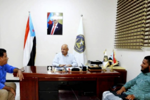 القائم بمهام رئيس انتقالي العاصمة عدن يطلع على أوضاع المواطنين في جزيرة ميون