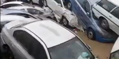 السيول تجرف عدد كبير من المركبات بشوارع مكة المكرمة
