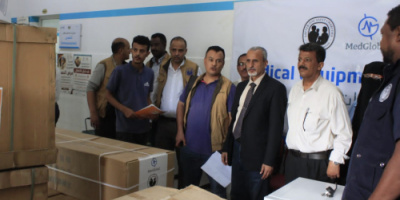 الشبحي يتفقد ويستلم معدات طبية لمركز الطوارئ التوليدية الشاملة بالمعلا