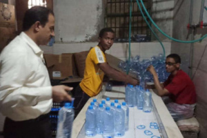 مدير عام المنصورة يوجه بإلزام معامل المياه بعمل ليبلات تعريفية على العبوات البلاستيكي