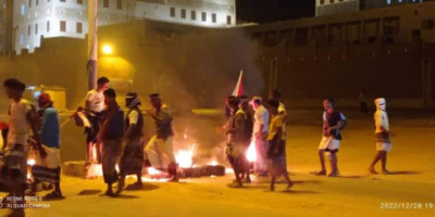 محتجون غاضبون يقطعون الطريق الدولي بمدينة شبام التاريخية