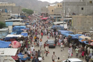 مسلحون على متن سيارة يغتالون مواطن في سوق بأبين