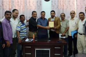 مدير عام المنصورة يكرم مسؤولاً بدائرة الشباب في أمانة المجلس الانتقالي