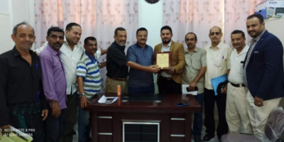 مدير عام المنصورة يكرم مسؤولاً بدائرة الشباب في أمانة المجلس الانتقالي