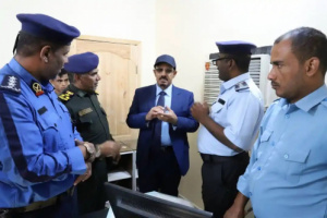 المحافظ بن ماضي يطلع على إجراءات حملة ترسيم المركبات بإدارة شرطة السير بساحل حضرموت