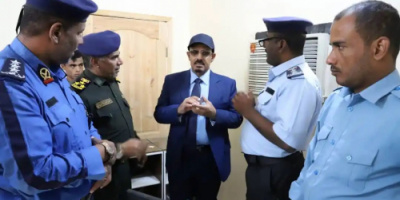 المحافظ بن ماضي يطلع على إجراءات حملة ترسيم المركبات بإدارة شرطة السير بساحل حضرموت