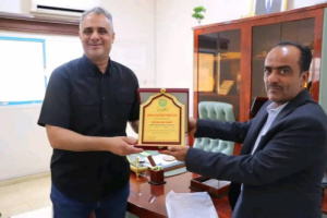مدير عام خور مكسر يُكرم صندوق صيانة الطرق والجسور بعدن