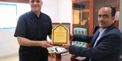 مدير عام خور مكسر يُكرم صندوق صيانة الطرق والجسور بعدن
