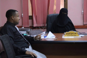 إدارة الشباب بانتقالي حضرموت تقدم كتب منهجية لمجمع الزهراء التعليمي بالمكلا