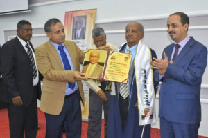 جامعة عدن تمنح الفنان الوطني محمد عطروش الدكتوراه الفخرية