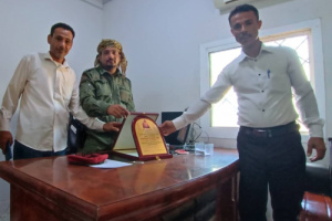 إدارة مدرسة درّة صلاح الدين تكرم القائد عبود الحريري