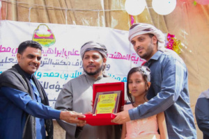 محافظ سقطرى يكرم أوائل طلاب وطالبات مدرسة جؤه للتعليم الأساسي والثانوي