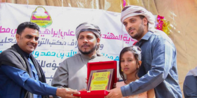 محافظ سقطرى يكرم أوائل طلاب وطالبات مدرسة جؤه للتعليم الأساسي والثانوي