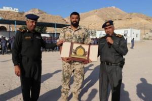 العميد المنهالي يكرّم الملازم أول صالح العطاس ”ديدا“ نظير موقفه البطولي الأخير مع الأسرة العدنية بالمكلا