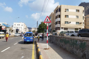 تركيب إشارات السلامة المرورية بشارع السواعي في العاصمة عدن