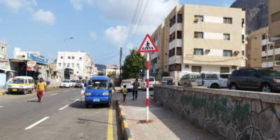 تركيب إشارات السلامة المرورية بشارع السواعي في العاصمة عدن