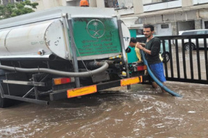 بدء شفط مياه الأمطار في شوارع المعلا بالعاصمة عدن 