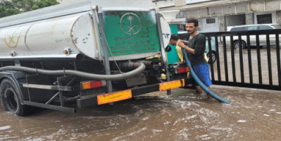 بدء شفط مياه الأمطار في شوارع المعلا بالعاصمة عدن 