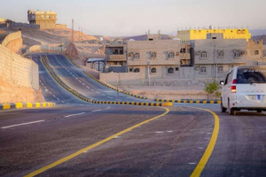 الانتهاء من أعمال طلاء دهان شارع المحافظ في عتق