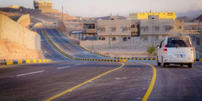 الانتهاء من أعمال طلاء دهان شارع المحافظ في عتق