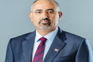 الرئيس الزُبيدي يُعزَّي في وفاة الشيخ محسن صالح عواس الشرفي