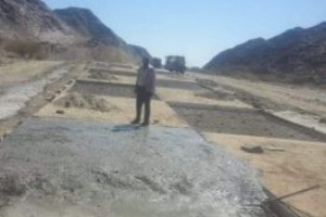بتمويل صندوق صيانة الطرق... الجهة المنفذة تواصل أعمال مشروع حماية طريق عتق - بيحان