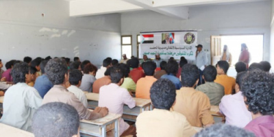سياسية انتقالي المحفد بأبين تكرّم الطلاب المتفوّقين في ثانوية الشهيد صيفان بالمديرية