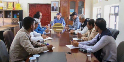 محافظ سقطرى يناقش مع لجنة صندوق الطرق سبل إصلاح الطرقات المتضررة من الأعاصير