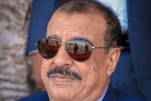 اللواء بن بريك يُعزَّي في وفاة اللواء ركن طيار عبدالله حيدره
