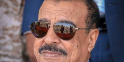 اللواء بن بريك يُعزَّي في وفاة اللواء ركن طيار عبدالله حيدره
