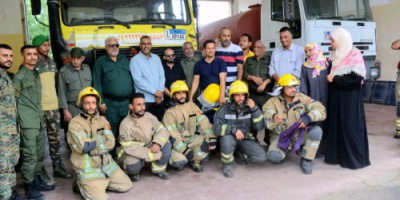 منتدى التنمية السياسية يسلم منتسبي الدفاع المدني بالمعلا وسائل ومعدات السلامة