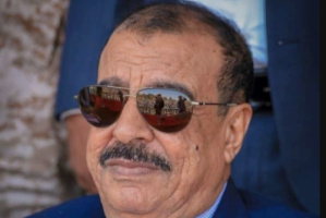 اللواء بن بريك يُعزَّي في وفاة صلاح صالح العزّاني