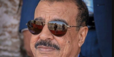 اللواء بن بريك يُعزَّي في وفاة صلاح صالح العزّاني