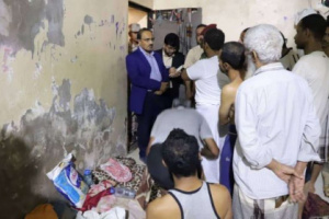 محافظ حضرموت يطلع على أحوال نزلاء سجن المكلا ويوجه بتحسين الرعاية لهم