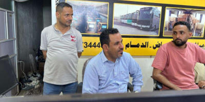 رئيس هيئة تنظيم النقل بعدن ينفذ زيارة مفاجئة لشركات نقل الركاب الدولية
