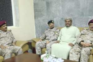 السقطري والثقلي يودعان وزير الدفاع بمطار سقطرى الدولي بعد زيارة ناجحة للأرخبيل 