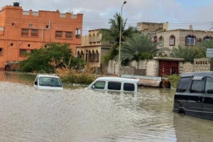 انهمار الأمطار على الشحر ومناشدة لإنقاذ العالقين