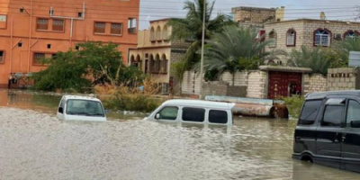 انهمار الأمطار على الشحر ومناشدة لإنقاذ العالقين