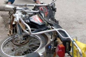 إصابة شخصين في حادث إنقلاب دراجة نارية جنوب مديرية سرار بيافع