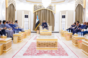 الرئيس الزُبيدي يطالب مفاوضي الانتقالي بإعداد رؤية جنوبية موحدة