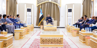 الرئيس الزُبيدي يطالب مفاوضي الانتقالي بإعداد رؤية جنوبية موحدة