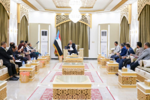 الرئيس الزُبيدي يعقد لقاءً مشتركًا بفريق الحوار الوطني ورؤساء عدد من المكونات الجنوبية 