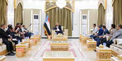 الرئيس الزُبيدي يعقد لقاءً مشتركًا بفريق الحوار الوطني ورؤساء عدد من المكونات الجنوبية 