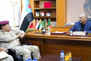 الرئيس الزُبيدي يناقش مع وزير الدفاع مستجدات جبهات المواجهة مع مليشيا الحوثي