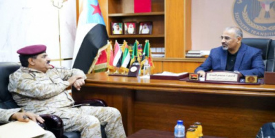 الرئيس الزُبيدي يناقش مع وزير الدفاع مستجدات جبهات المواجهة مع مليشيا الحوثي