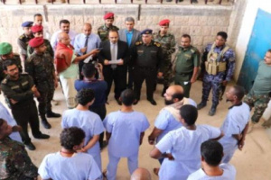 محافظ حضرموت يُدشن إطلاق سراح السجناء المُعسرين من السجون المركزية بالمحافظة