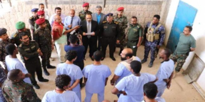 محافظ حضرموت يُدشن إطلاق سراح السجناء المُعسرين من السجون المركزية بالمحافظة