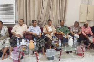 يتقدمهم محافظ عدن ووزير الصحة ...جموع كبيرة توافدت لتقديم واجب العزاء لوزير الشباب والرياضة بوفاة عمه